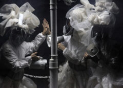 Oco Teatro Laboratório celebra 20 anos com o espetáculo-instalação CAVALO DE TEATRO sobre o impacto do plástico no planeta
